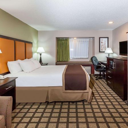 Baymont By Wyndham Gaylord Hotel Exterior photo