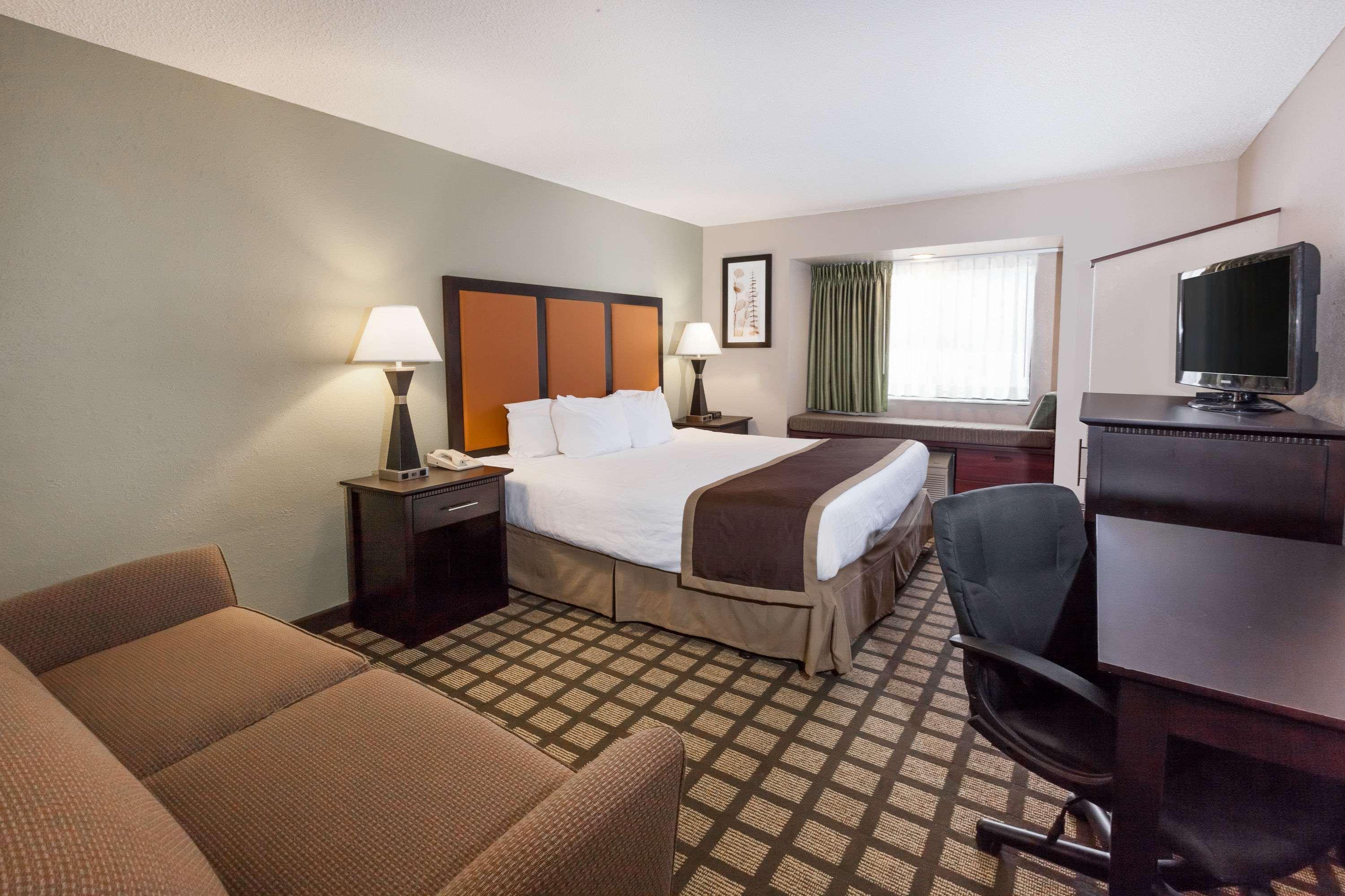 Baymont By Wyndham Gaylord Hotel Exterior photo