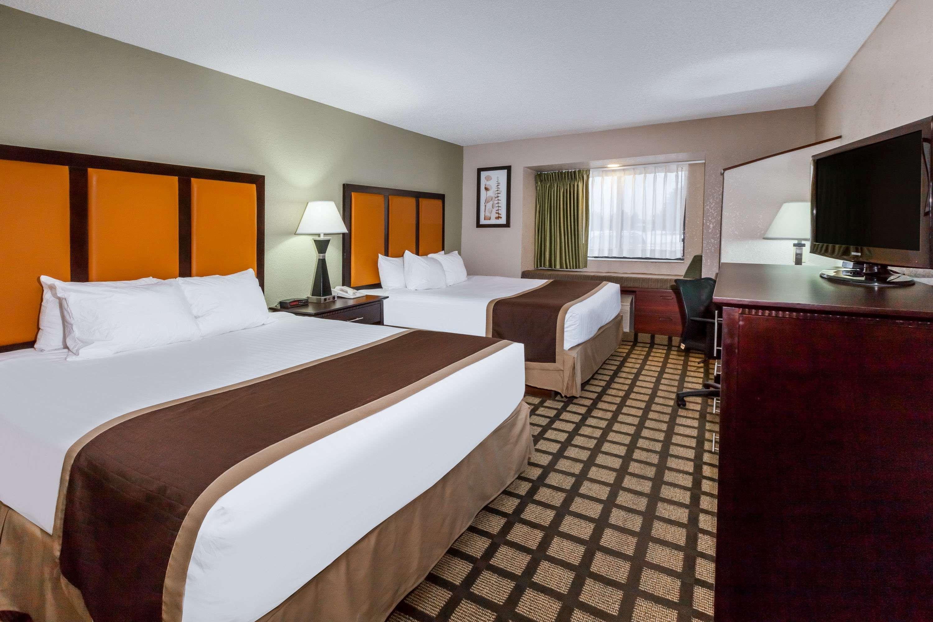 Baymont By Wyndham Gaylord Hotel Exterior photo