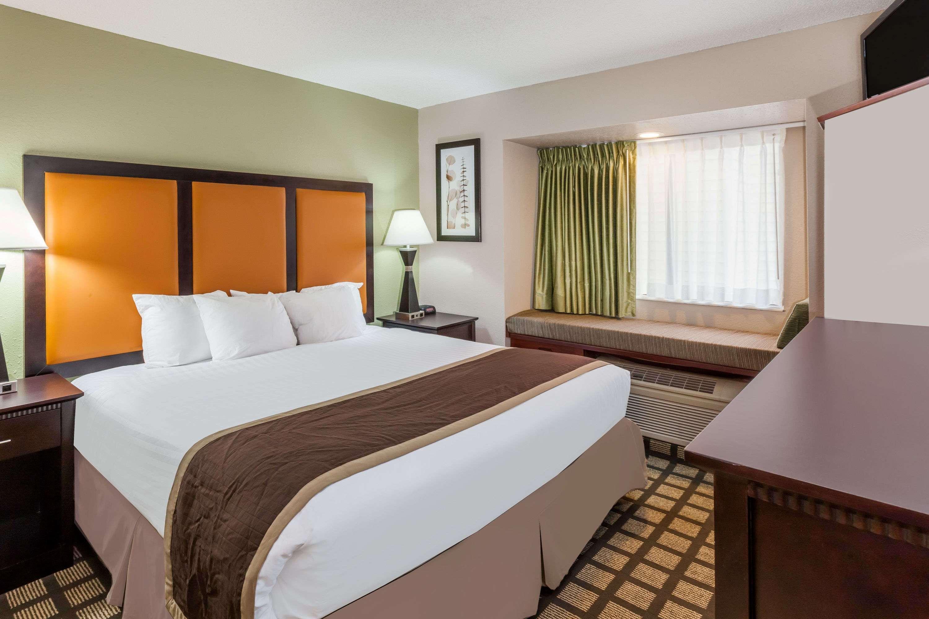 Baymont By Wyndham Gaylord Hotel Exterior photo