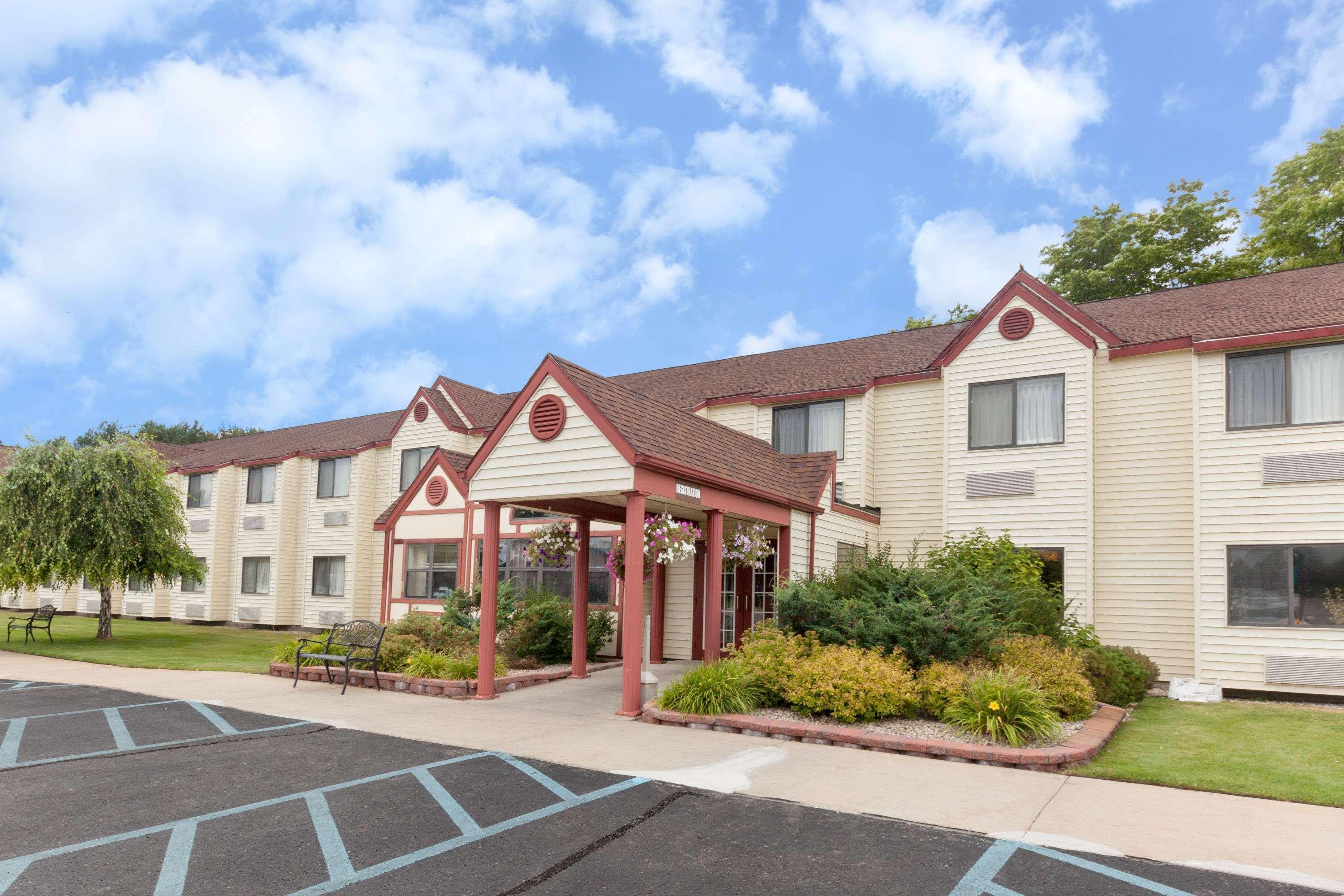 Baymont By Wyndham Gaylord Hotel Exterior photo