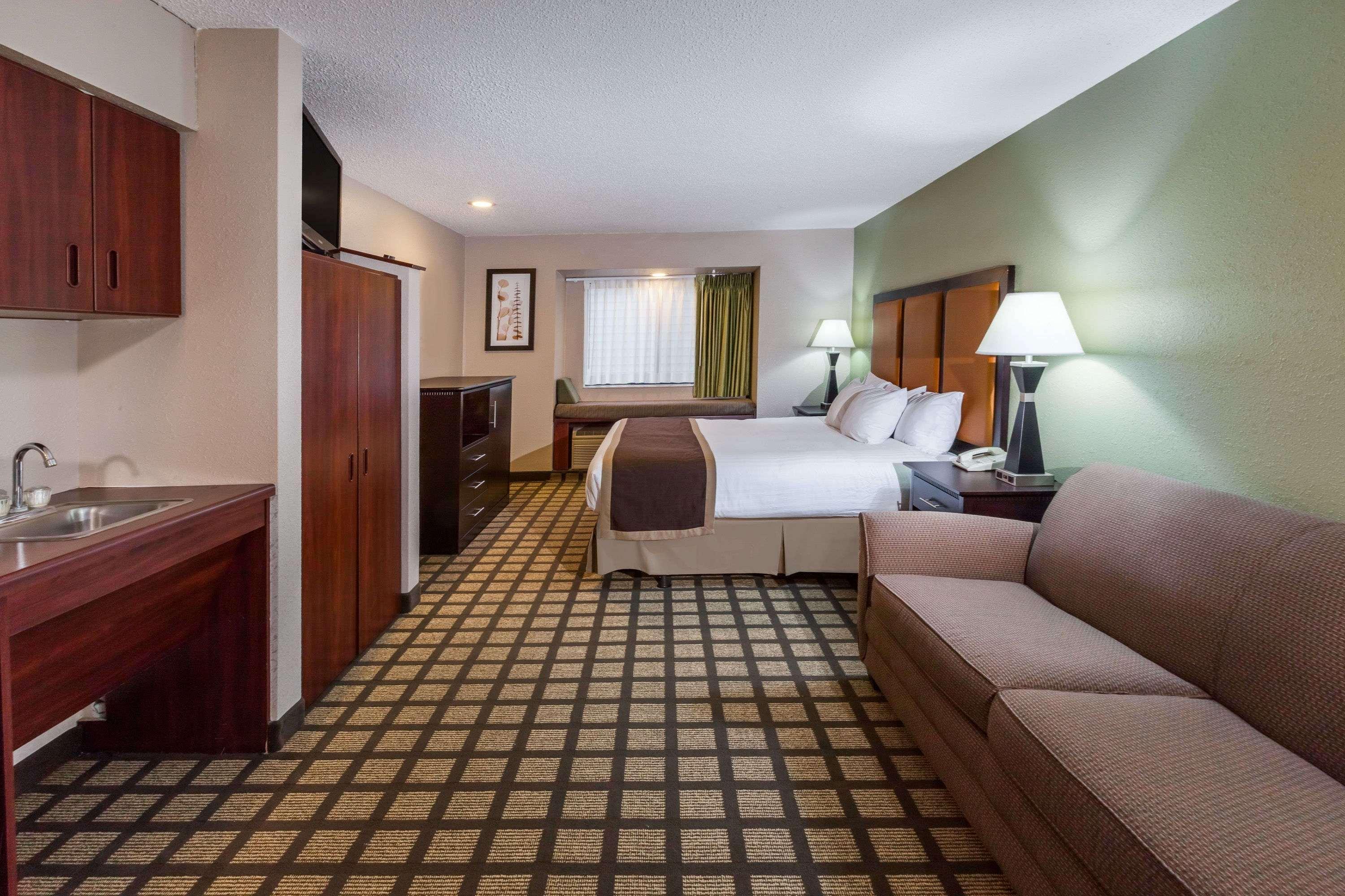 Baymont By Wyndham Gaylord Hotel Exterior photo