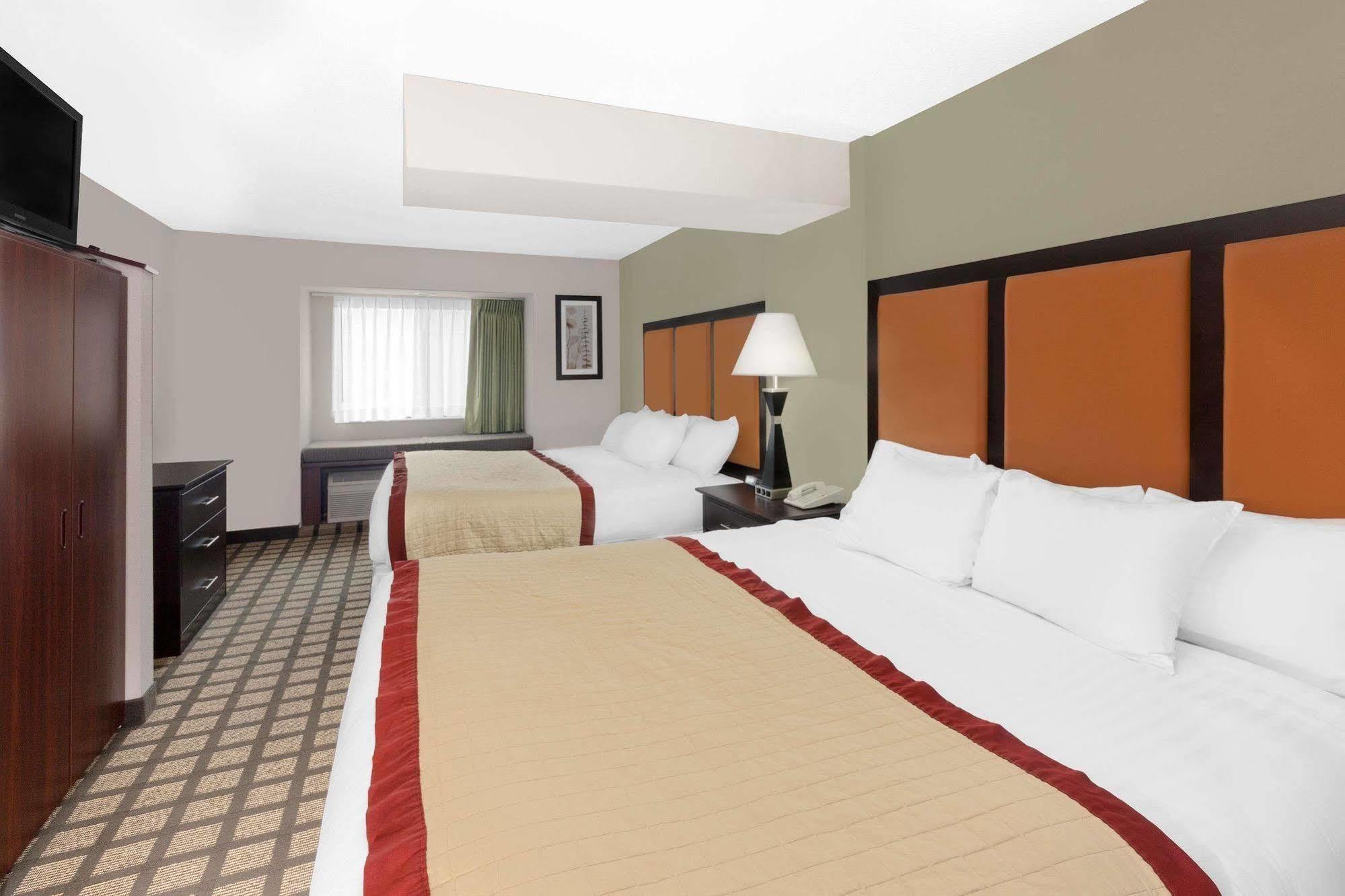 Baymont By Wyndham Gaylord Hotel Exterior photo