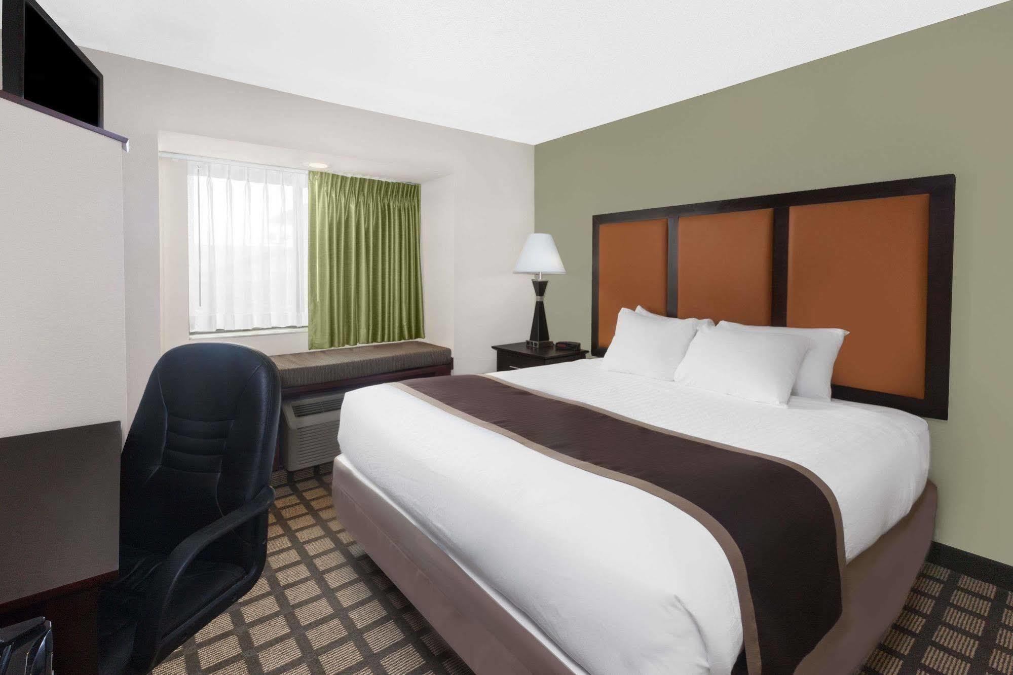 Baymont By Wyndham Gaylord Hotel Exterior photo