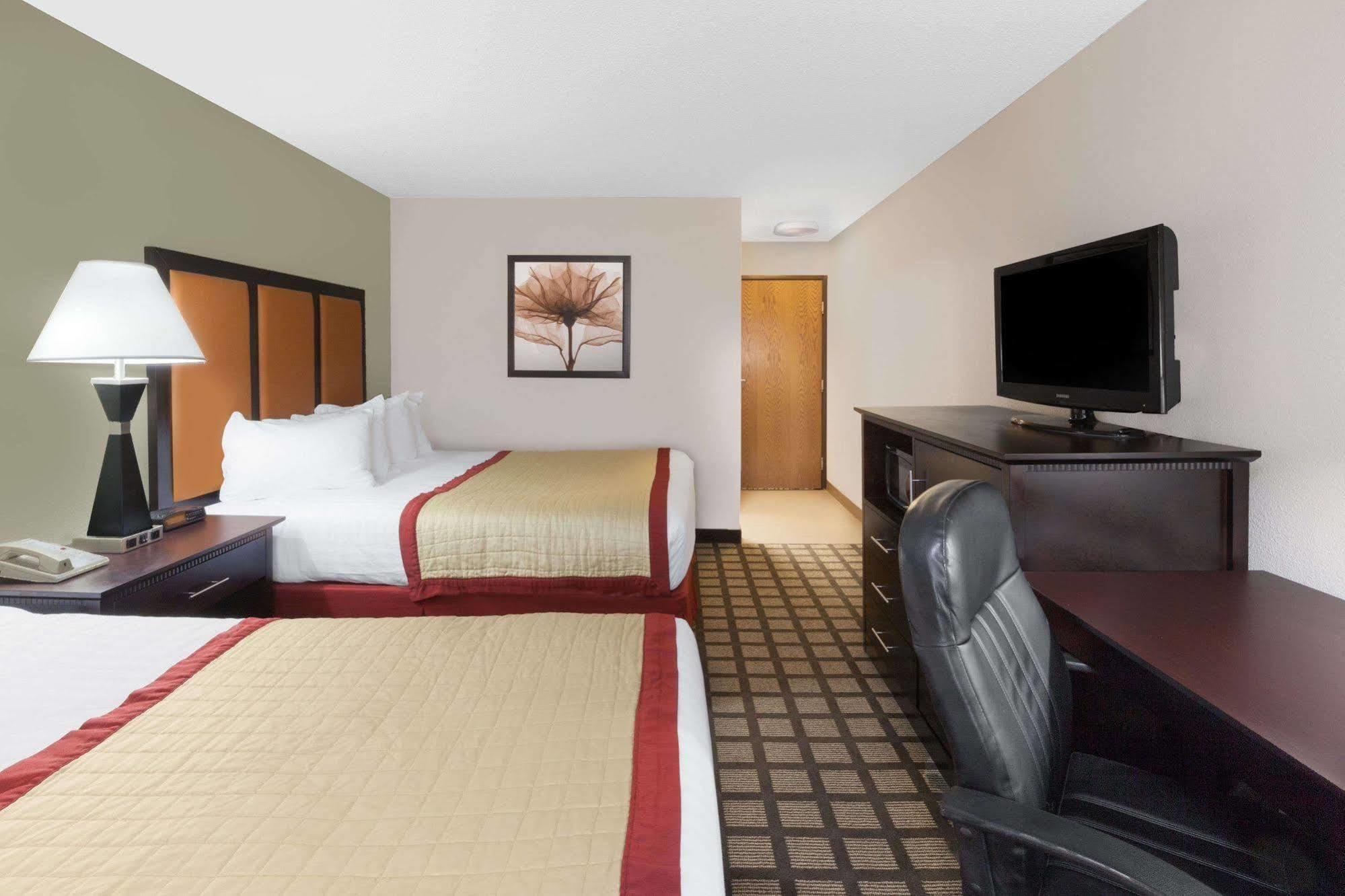 Baymont By Wyndham Gaylord Hotel Exterior photo