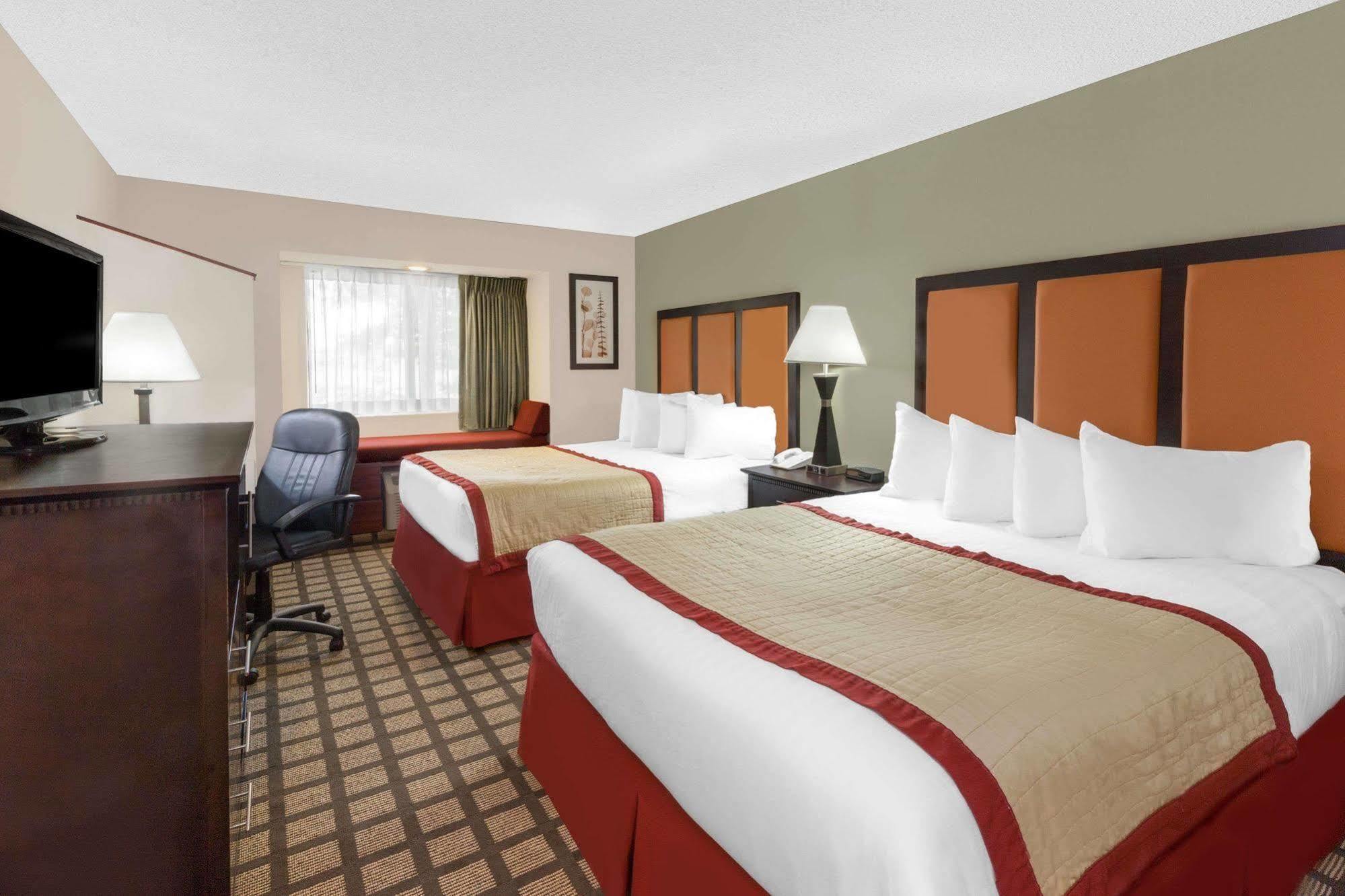 Baymont By Wyndham Gaylord Hotel Exterior photo