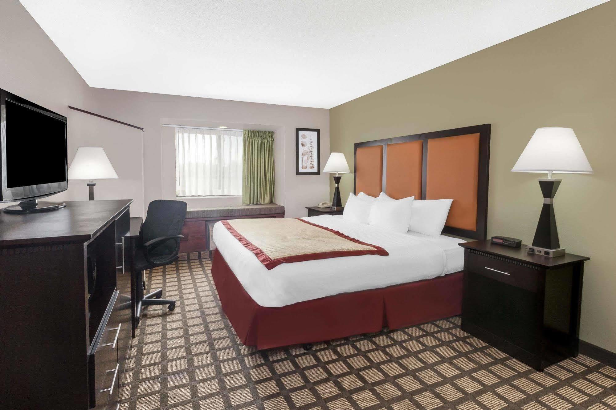 Baymont By Wyndham Gaylord Hotel Exterior photo